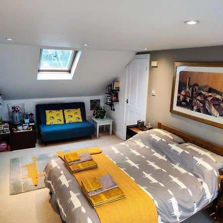 Large Light Loft Room - En Suite ブライトン エクステリア 写真