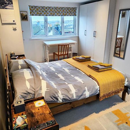 Large Light Loft Room - En Suite ブライトン エクステリア 写真
