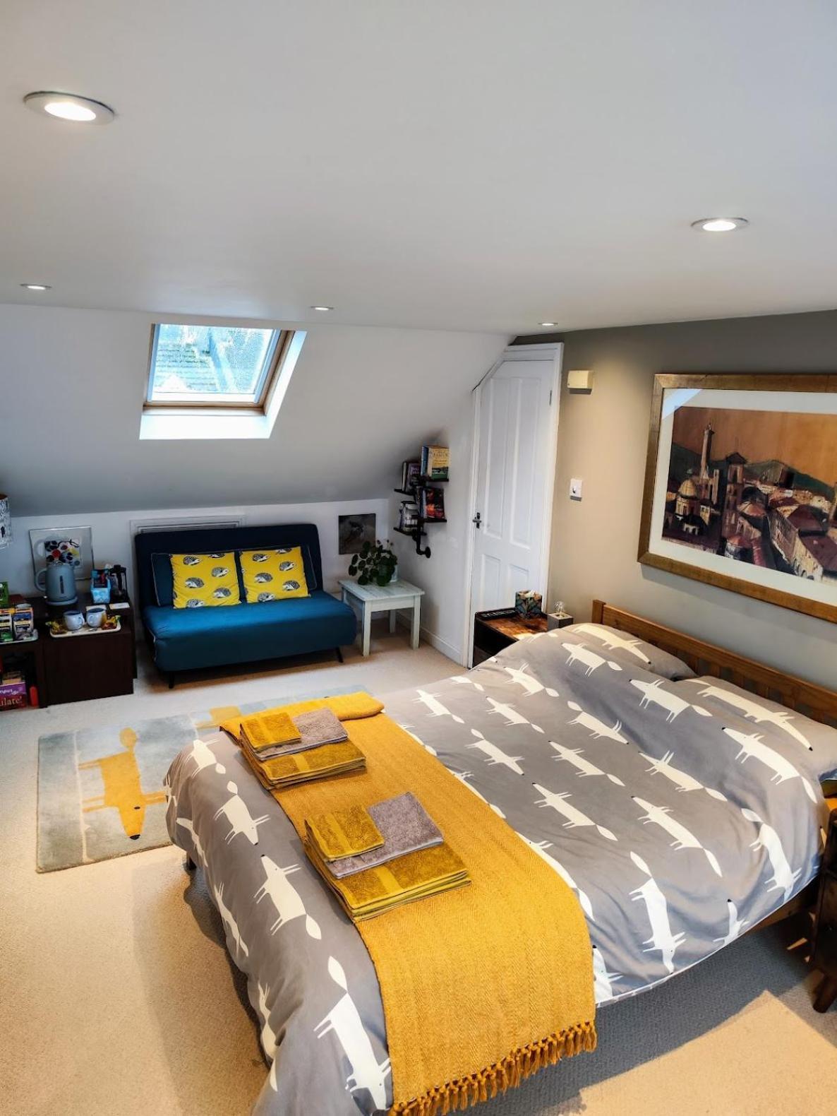 Large Light Loft Room - En Suite ブライトン エクステリア 写真