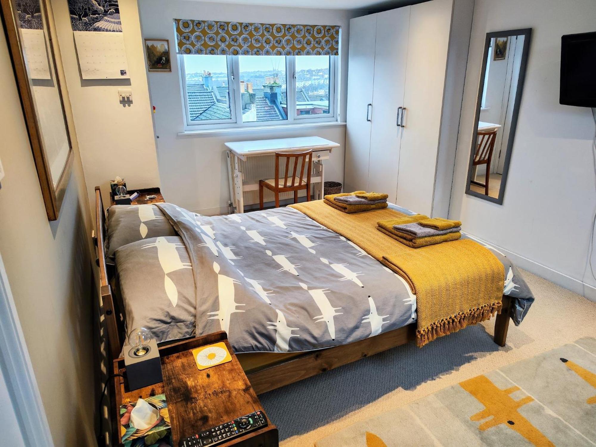 Large Light Loft Room - En Suite ブライトン エクステリア 写真